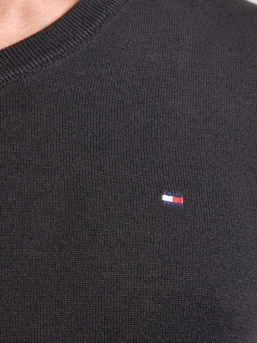Свитер TOMMY HILFIGER 'ESSENTIAL' черного цвета — фото 2