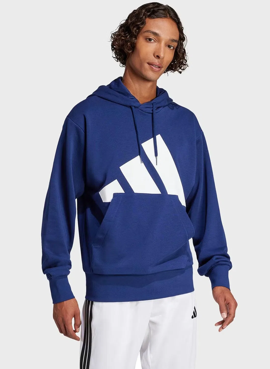 Худи с большим логотипом на груди Essentials Adidas, темно-синий