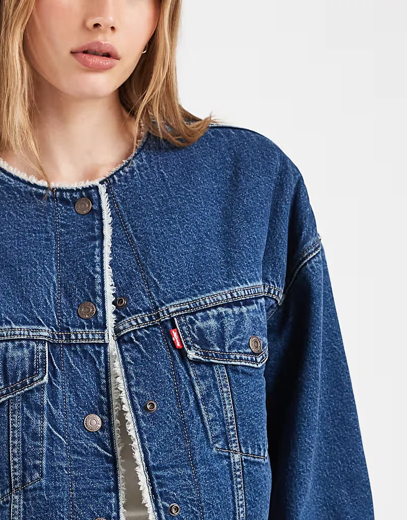 Укороченная джинсовая куртка-тракер Levi's с подкладкой из искусственной кожи, синий — фото 4