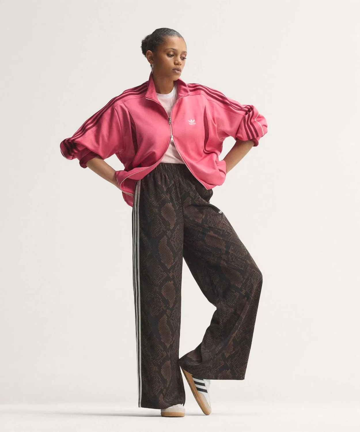 Женские широкие спортивные брюки с принтом Satin Snake Print Wide Leg Track Pants Adidas, Brown — фото 2
