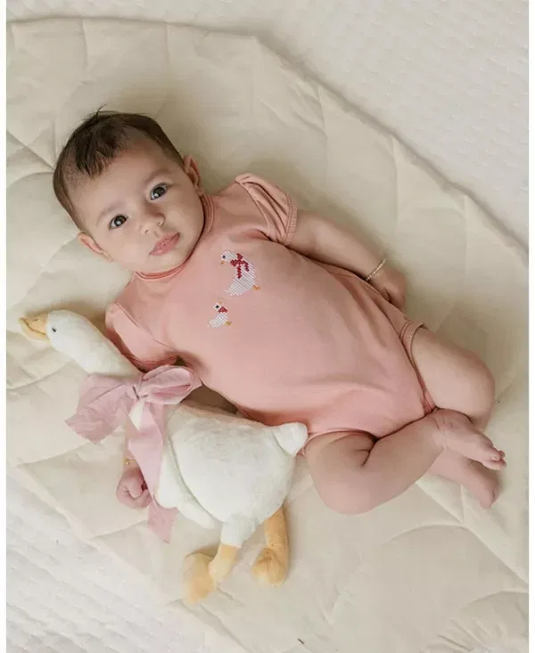 Детский ромпер для девочек с вышивкой Cross Stitch Duckling Collection Ely'S & Co., розовый — фото 2