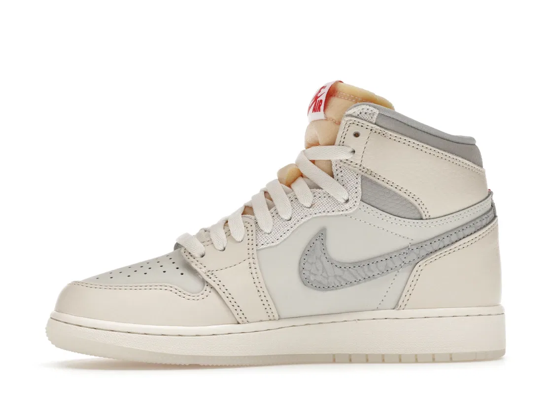 Детские кроссовки для мальчиков с замшевыми вставками Jordan 1 Retro High OG, Sail/University Red/Pale Ivory/Coconut Milk/Phantom/Coconut Milk — фото 3