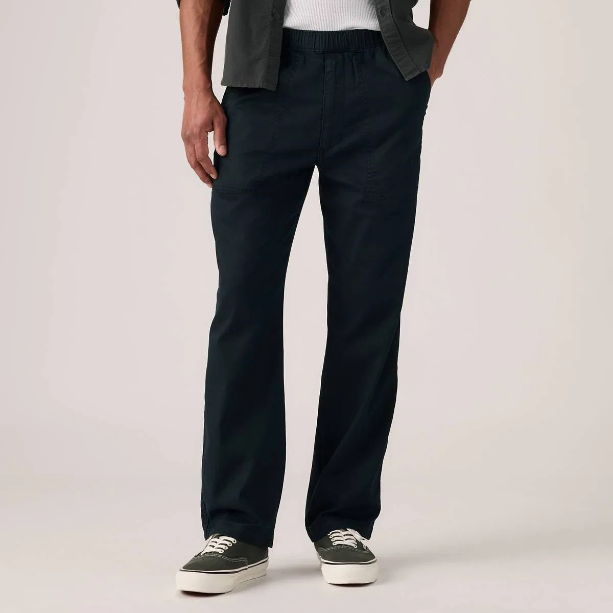Удобные, свободные, из хлопка и льна, мужские брюки-трансформеры Levi's, Mineral Black - Black — фото 2