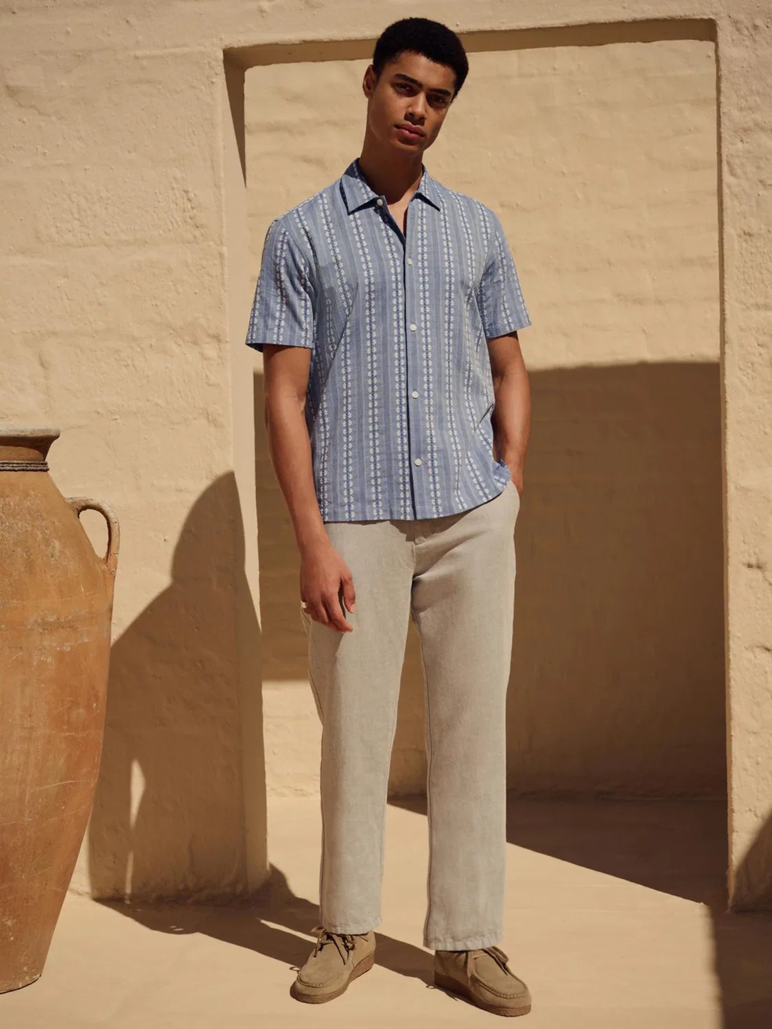 Чинос брюки Regular Fit из хлопка и льна Next, Light Stone — фото 2