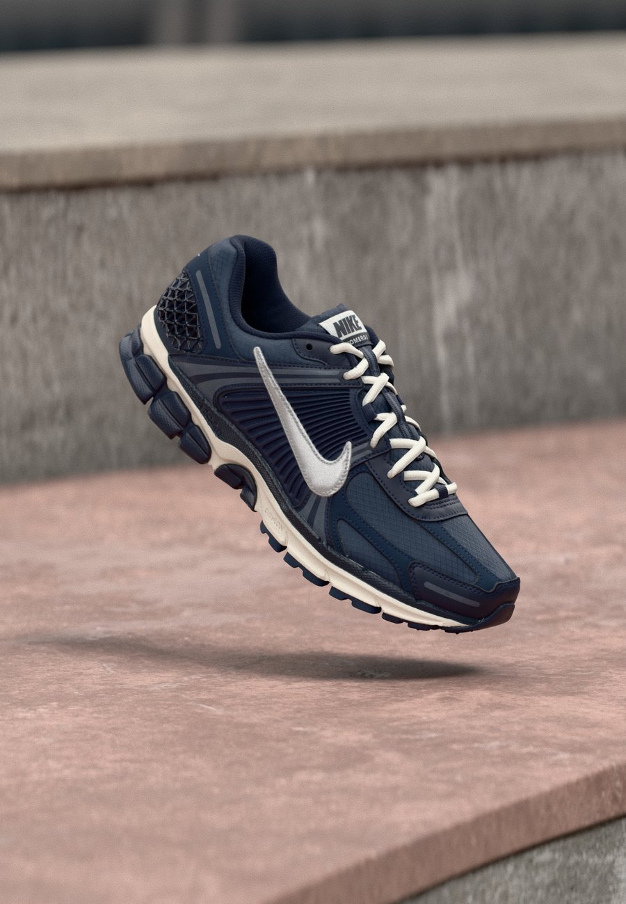 

Кроссовки Nike Sportswear ZOOM VOMERO 5 SE TECH, Blue Void/Metallic Silver-Coloured/Midnight Navy/Light Orewood Brown/Blue