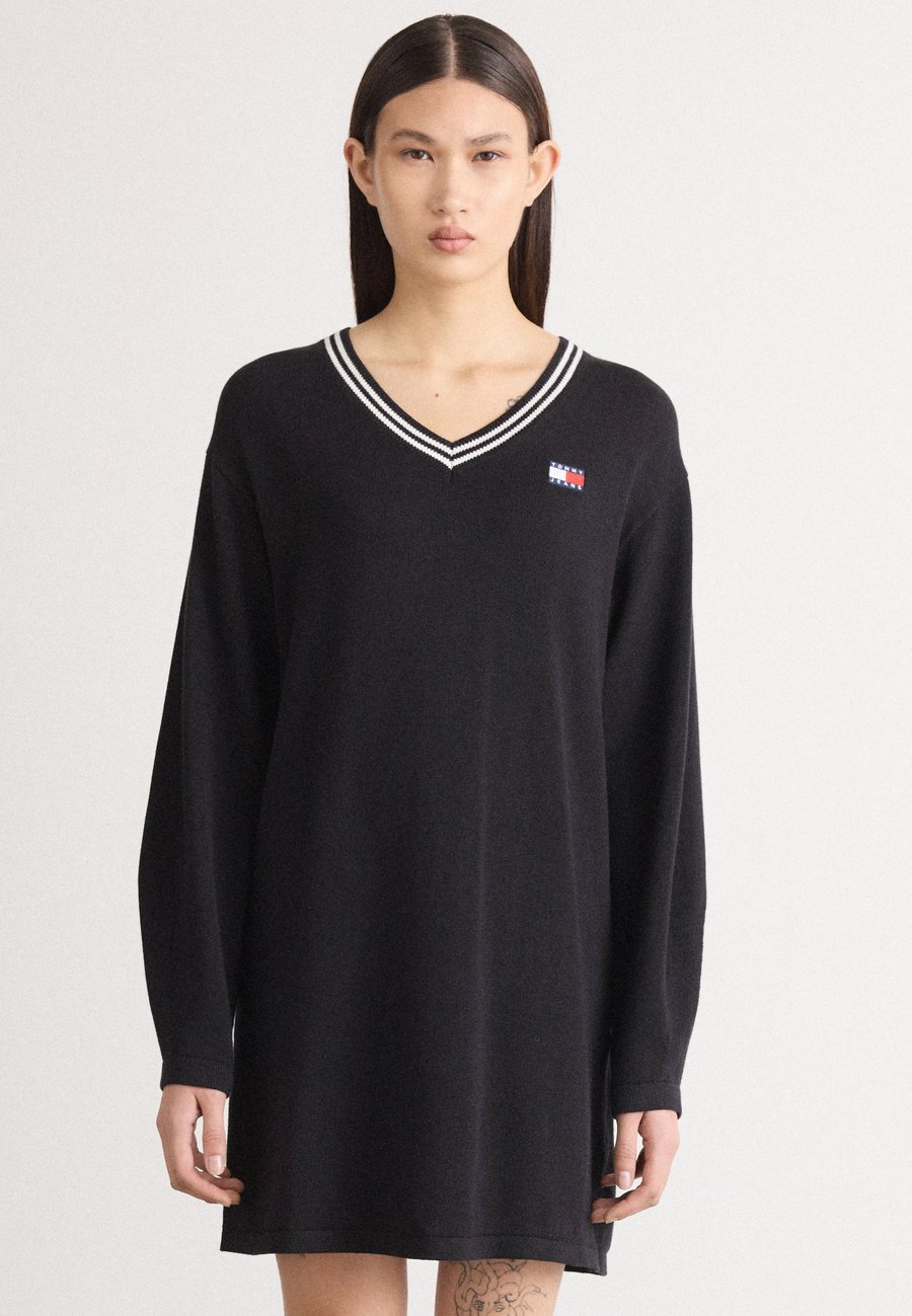

Платье Tommy Jeans BADGE SWEATER DRESS, Black