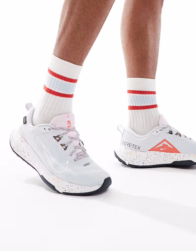 

Кроссовки Nike Running Juniper Trail 2 Gore-TEX светло-серого цвета
