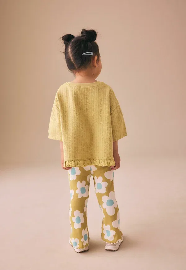 Комплект из топа и брюк с цветочным принтом Regular fit - short sleeve top and flare set - jumper Next Green Stampy Flower, зеленый — фото 2