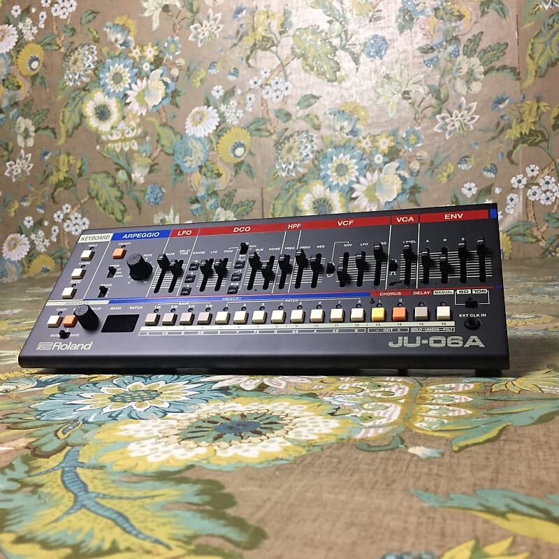 

Синтезатор серии Roland JU-06A Boutique JU-06A Boutique Series Synthesizer
