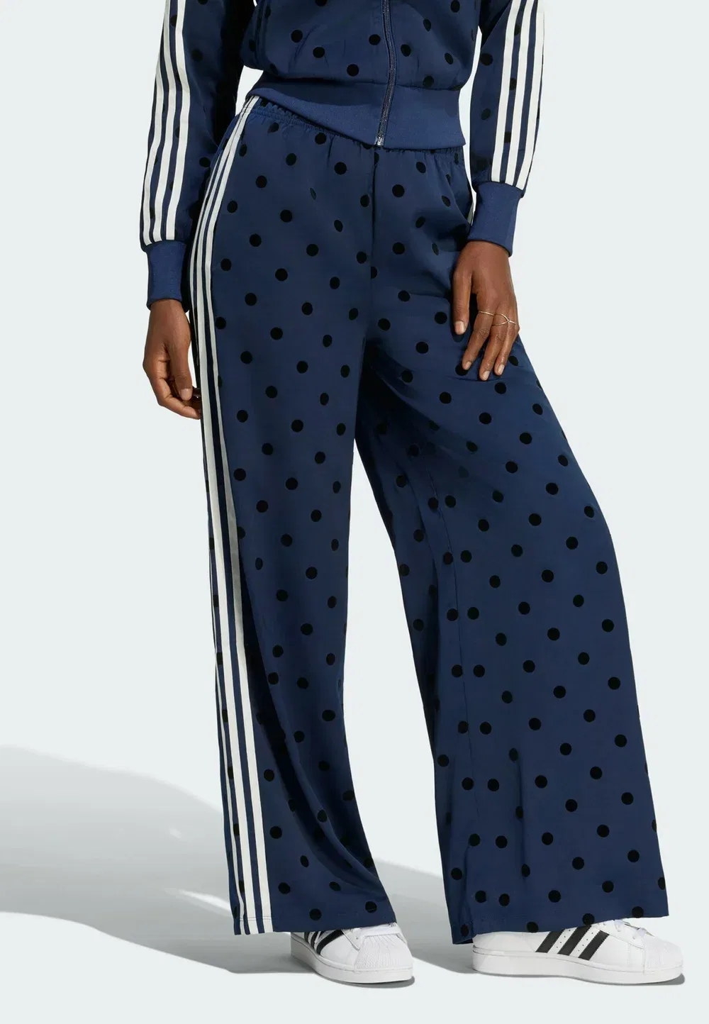 Брюки с широкими штанинами из атласа в горошек Adidas Originals, Night Indigo