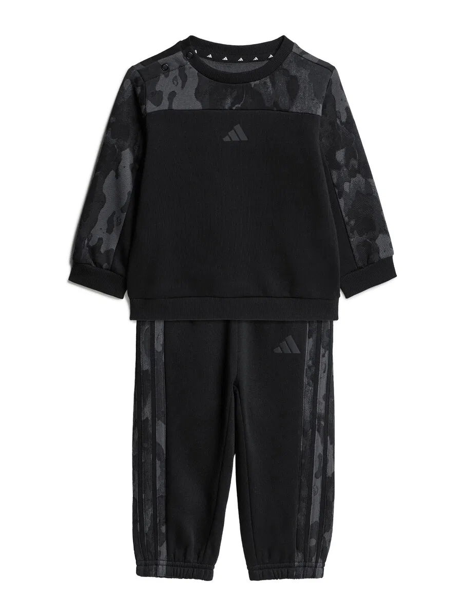 Спортивный костюм ADIDAS SPORTSWEAR 'Seasonal Essentials Camo Fleece Jogger' черного цвета