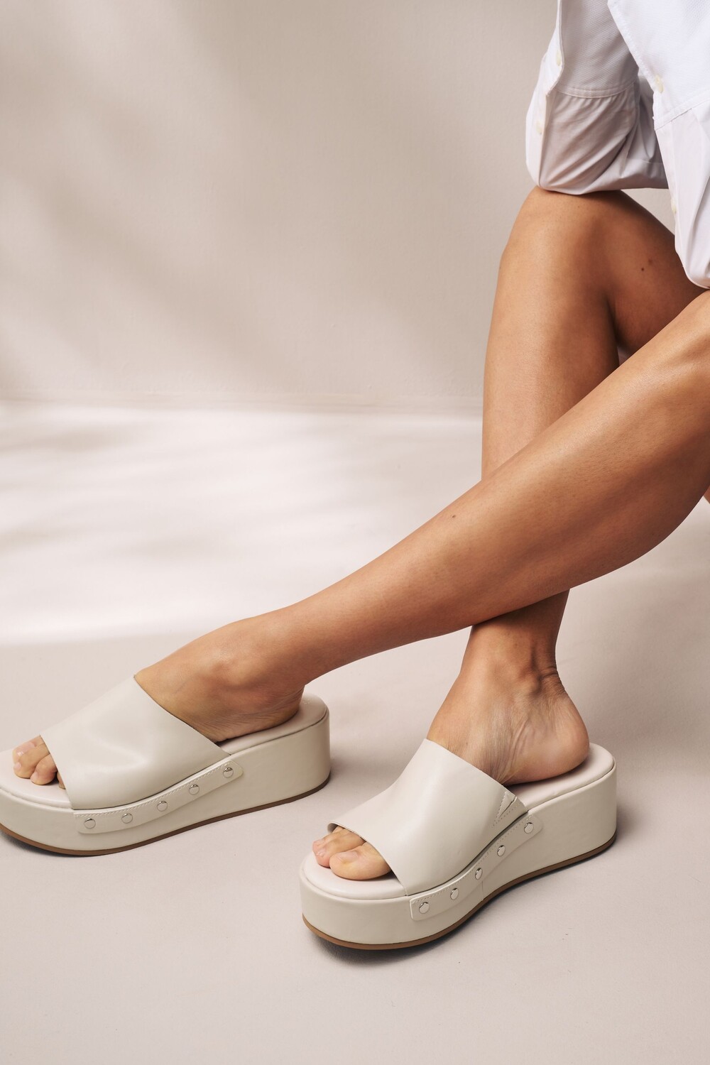 Мюли Forever Comfort на танкетке с заклепками Next, мультиколор — фото 2