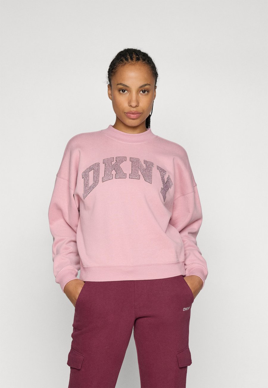

Толстовка DKNY ARCHED EXPLODED RHINESTONE VARISTY LOGO BOWERY HIGH CREW NECK, Dusty Mauve/Pink