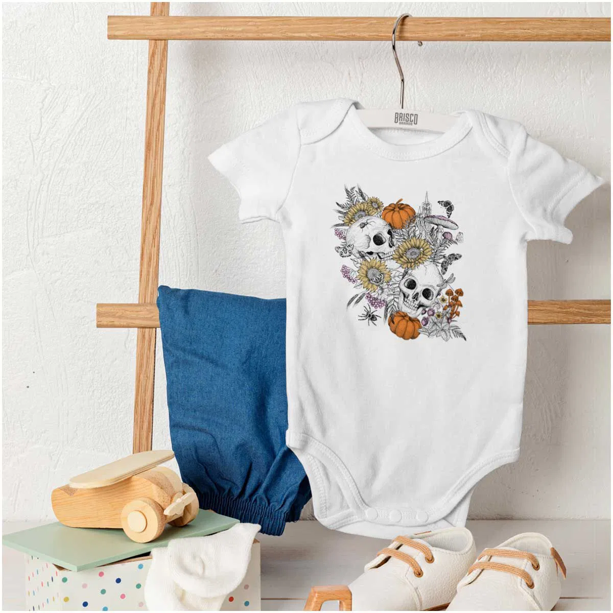 Детский боди-комбинезон с принтом Fall Autumn Skulls Flowers Tattoo Brisco Brands, White — фото 4