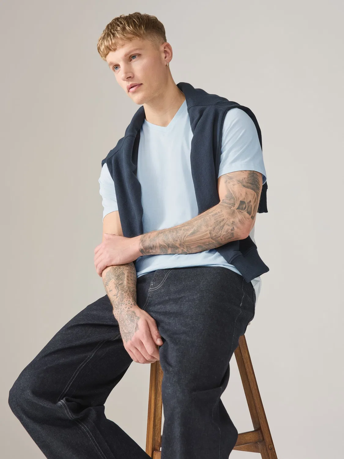Футболка V-образный вырез Regular Fit Essential Next, ледяной синий — фото 4
