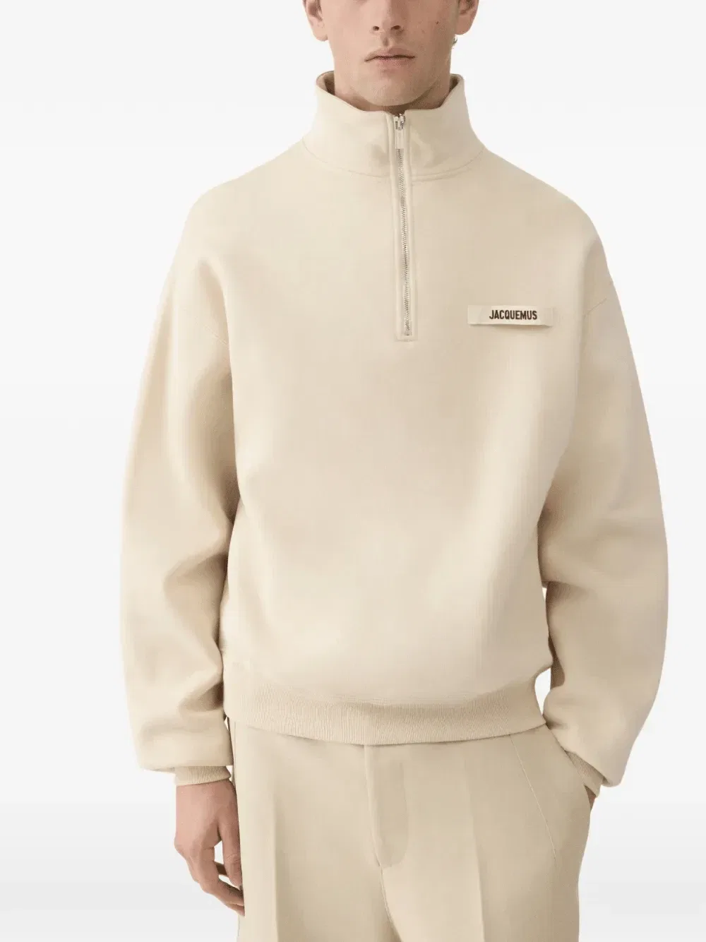 Свитер на молнии с нашивкой-логотипом Jacquemus, бежевый — фото 2