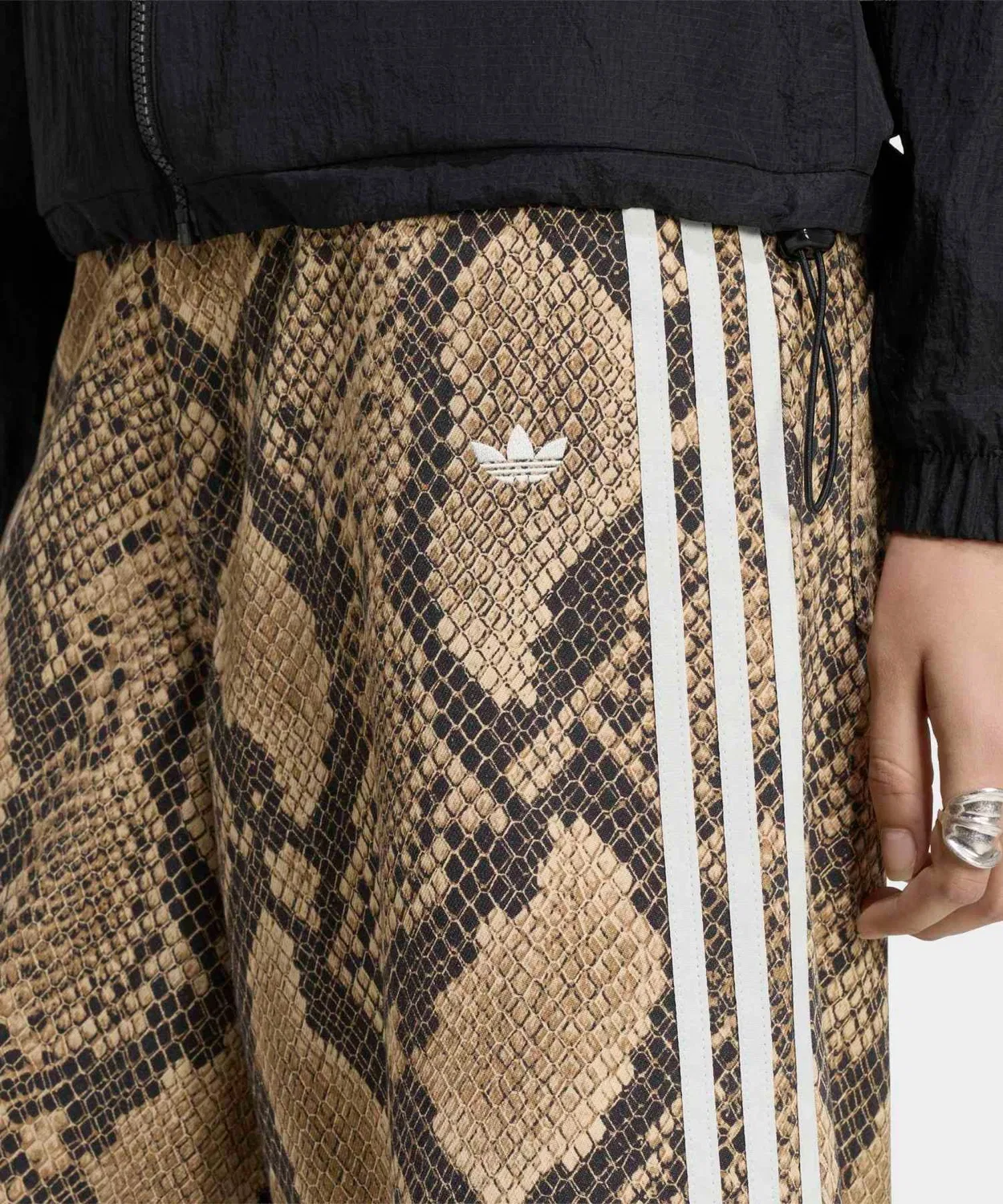 Женские шорты-бермуды свободного кроя с принтом Snake Print Denim Bermuda Shorts Adidas Originals, Beige — фото 3