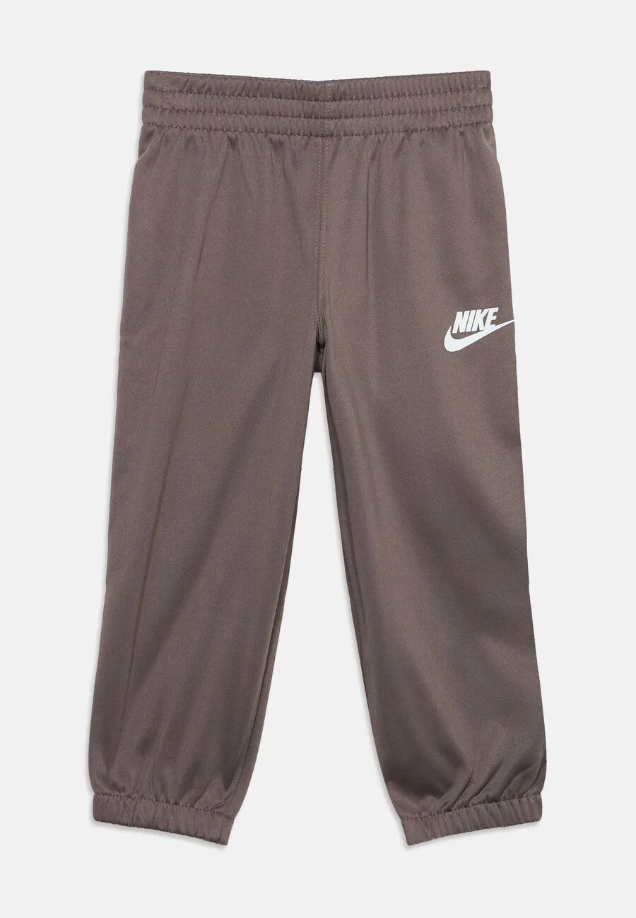 Спортивный костюм Nike Sportswear 'ESSENTIALS' в бежевом и светло-сером цветах — фото 3
