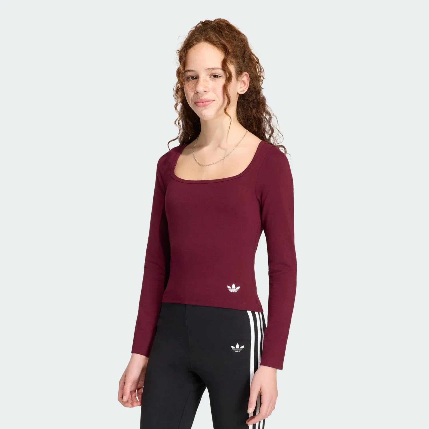 Футболка Adidas Originals рубиново-красного цвета — фото 2