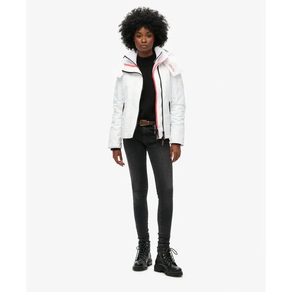 Женская ветрозащитная куртка с капюшоном Superdry Mountain, цвет Weiss — фото 2