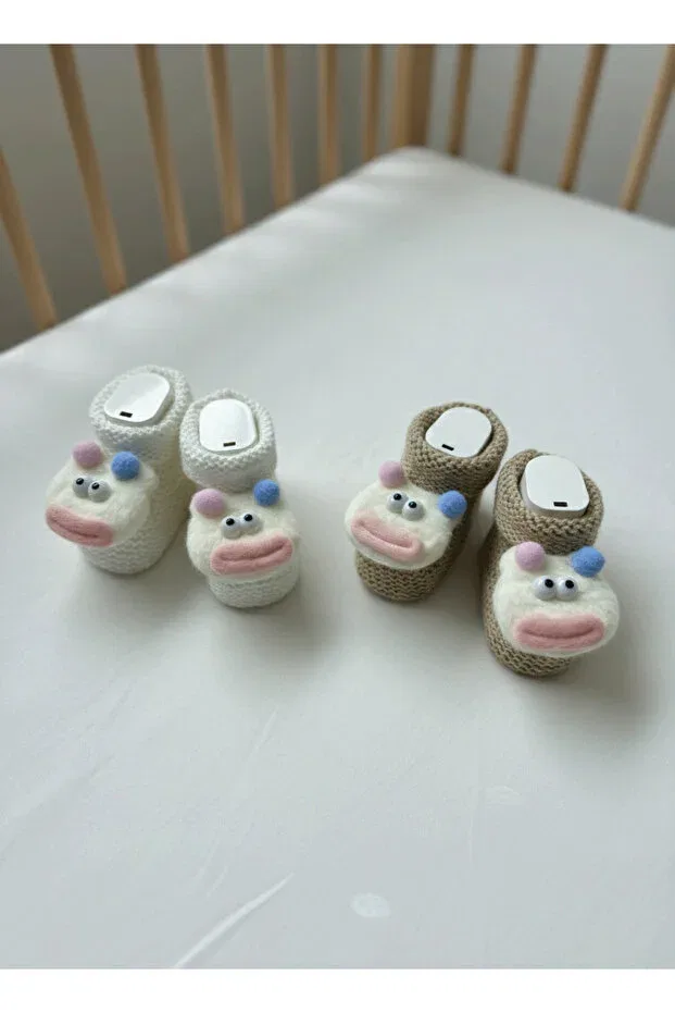 Детские пинетки ручной вязки с принтом Care Hiciw, Beige & White