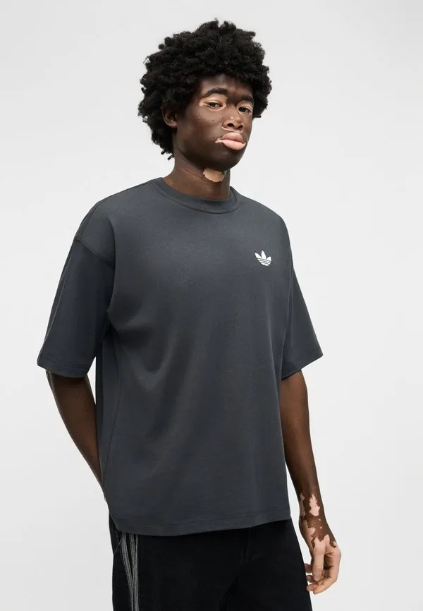 Футболка с принтом попугая Adidas Originals, Carbon — фото 4