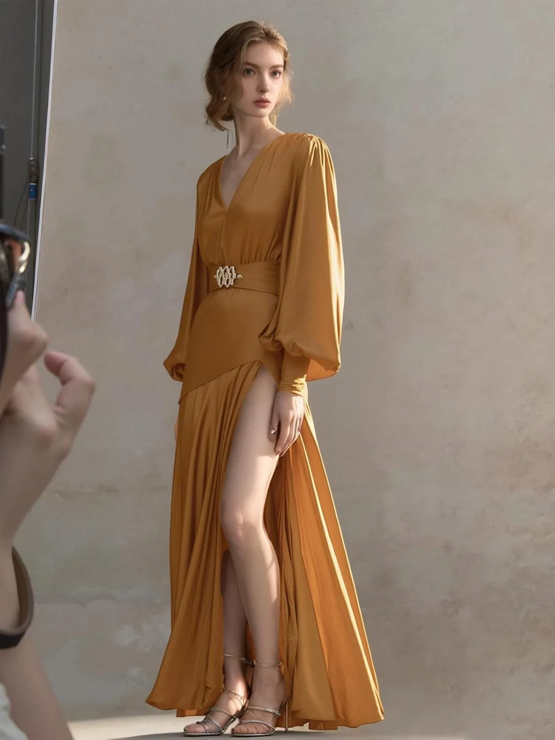 Вечернее платье с глубоким V-вырезом и декоративной цепочкой, Rose Gold — фото 3