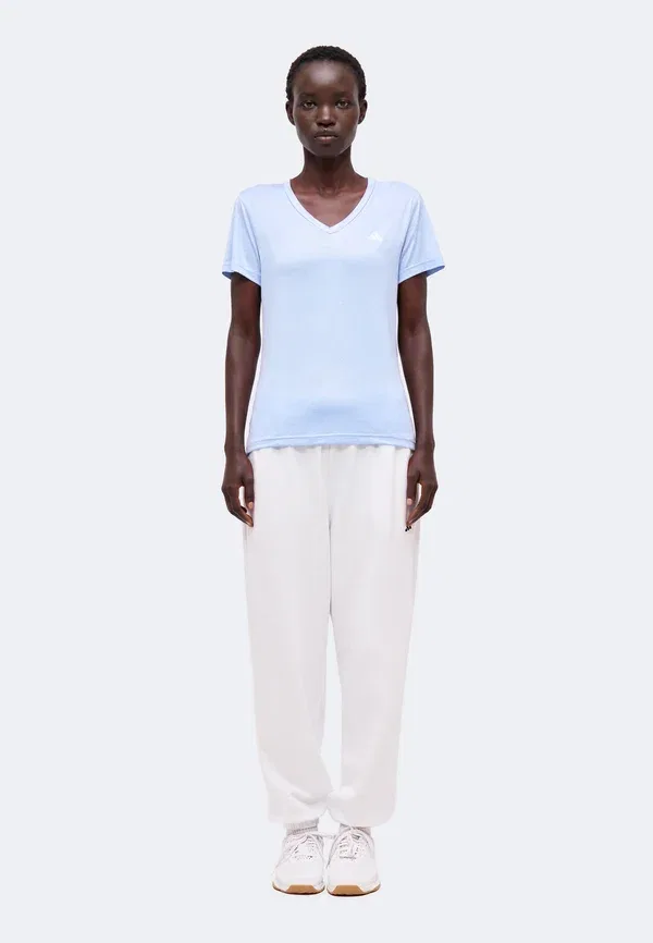 Спортивная футболка с V-образным вырезом, модель «меланж» - незаменимый элемент спортивной экипировки Adidas Performance — фото 2