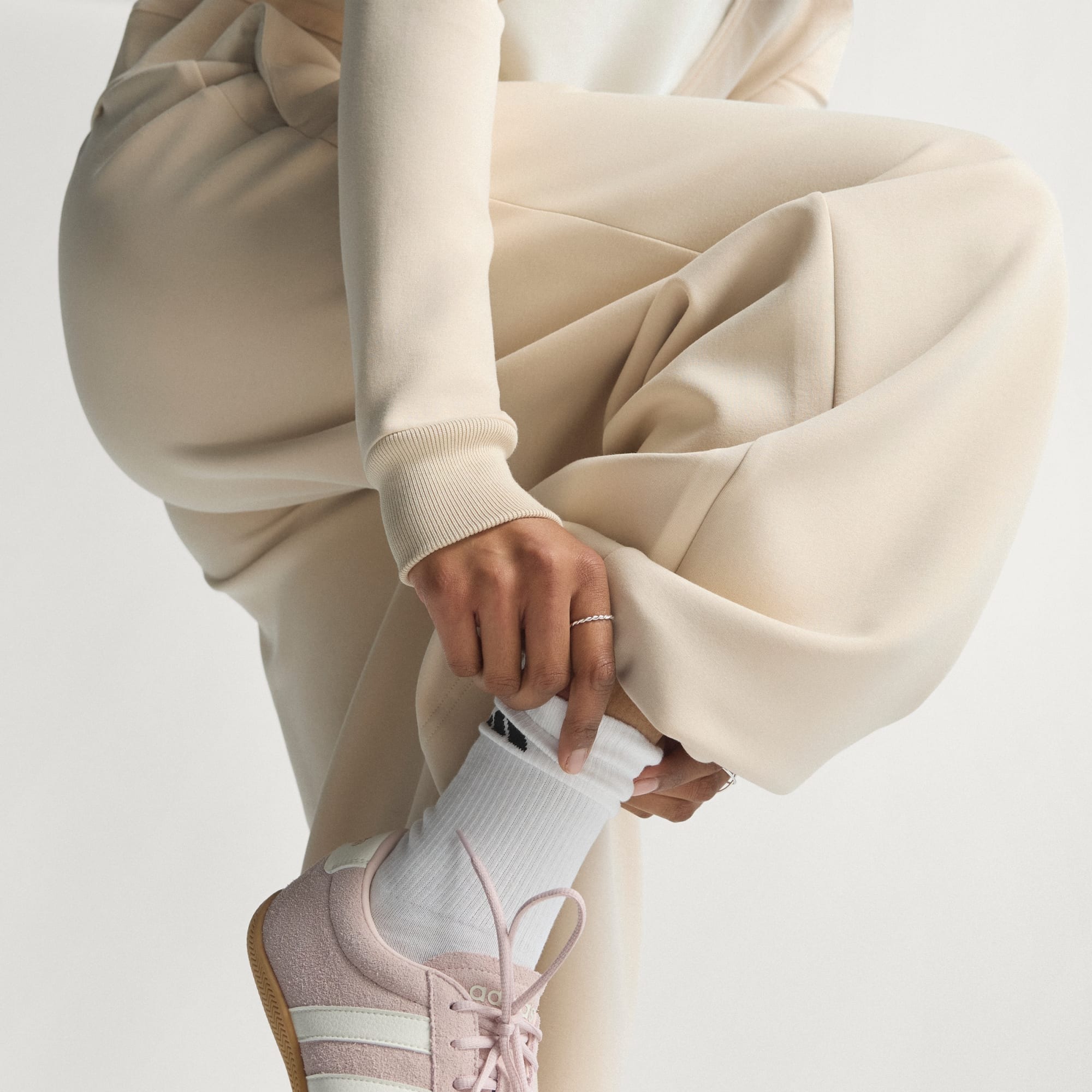 Спортивные брюки Adidas Soft Lux Straight Leg, бежевый — фото 4