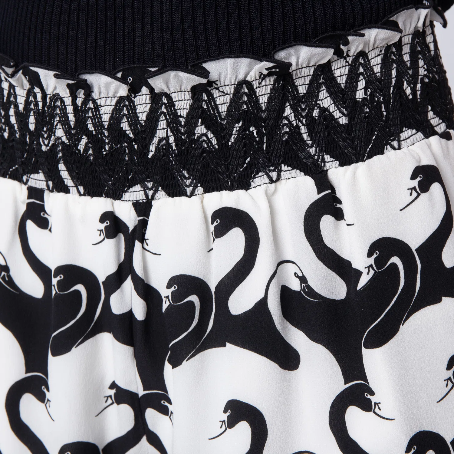 Шорты из шёлка с узором Swan-Pattern Burberry, Monochrome Ip Pttn — фото 2