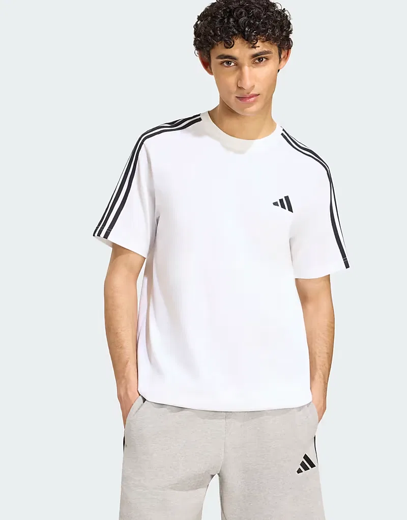 Футболка Adidas Performance Essentials с тремя полосками, расположенными на левой стороне груди, бело-черного