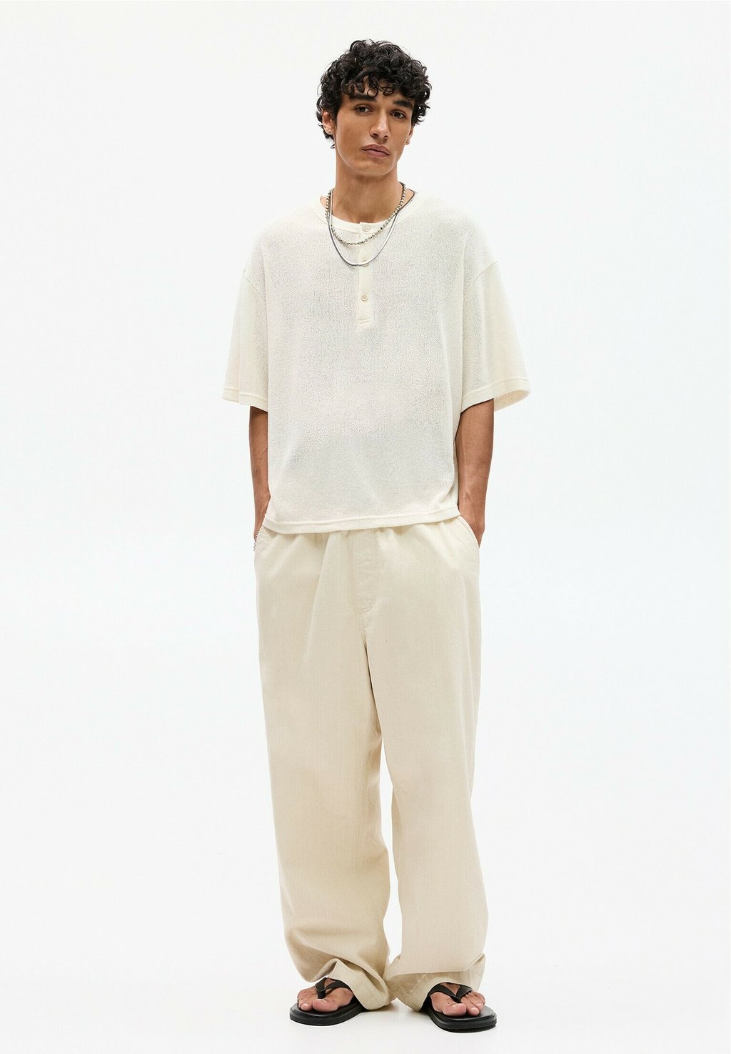 

Базовая футболка SHORT SLEEVE HENLEY PULL&BEAR, белый