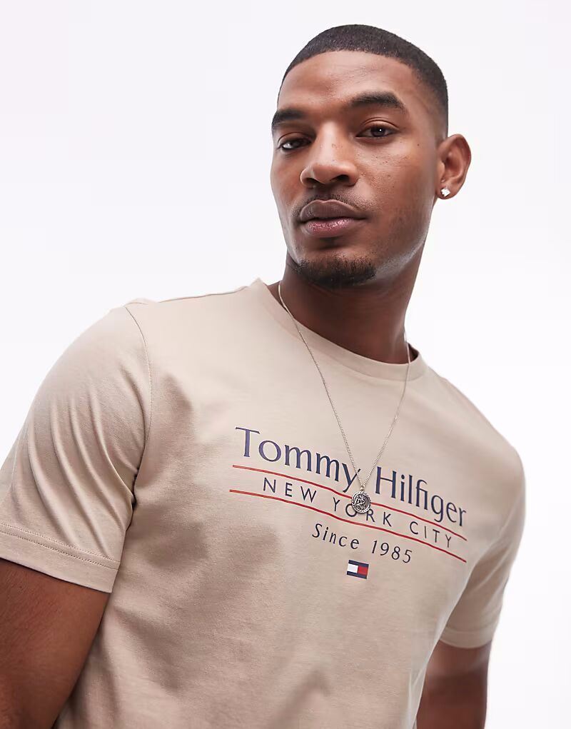 

Футболка Tommy Hilfiger с линейным логотипом в центре стека бежевого цвета