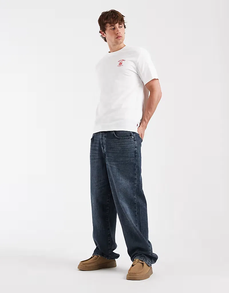 Удобная футболка Levi's с графическим принтом на спине, белый — фото 4
