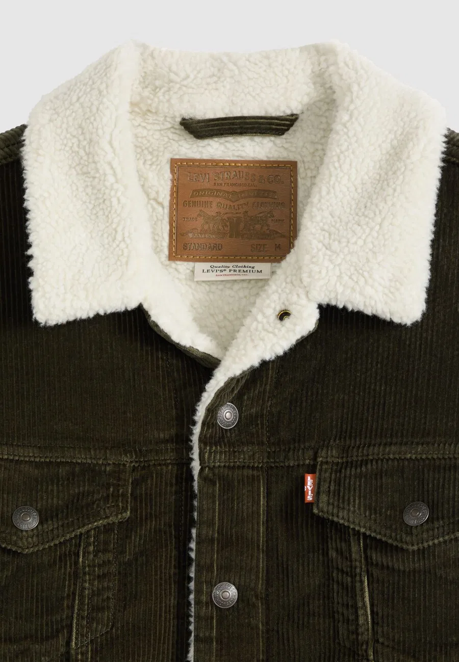 Куртка LEVI'S Between-Season Jacket 'Type III Sherpa Trucker' оливкового цвета — фото 3