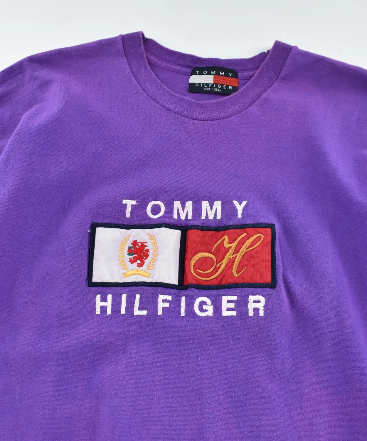 Винтажная футболка с вышивкой TOMMY HILFIGER, модель 90's Logo, Purple — фото 2