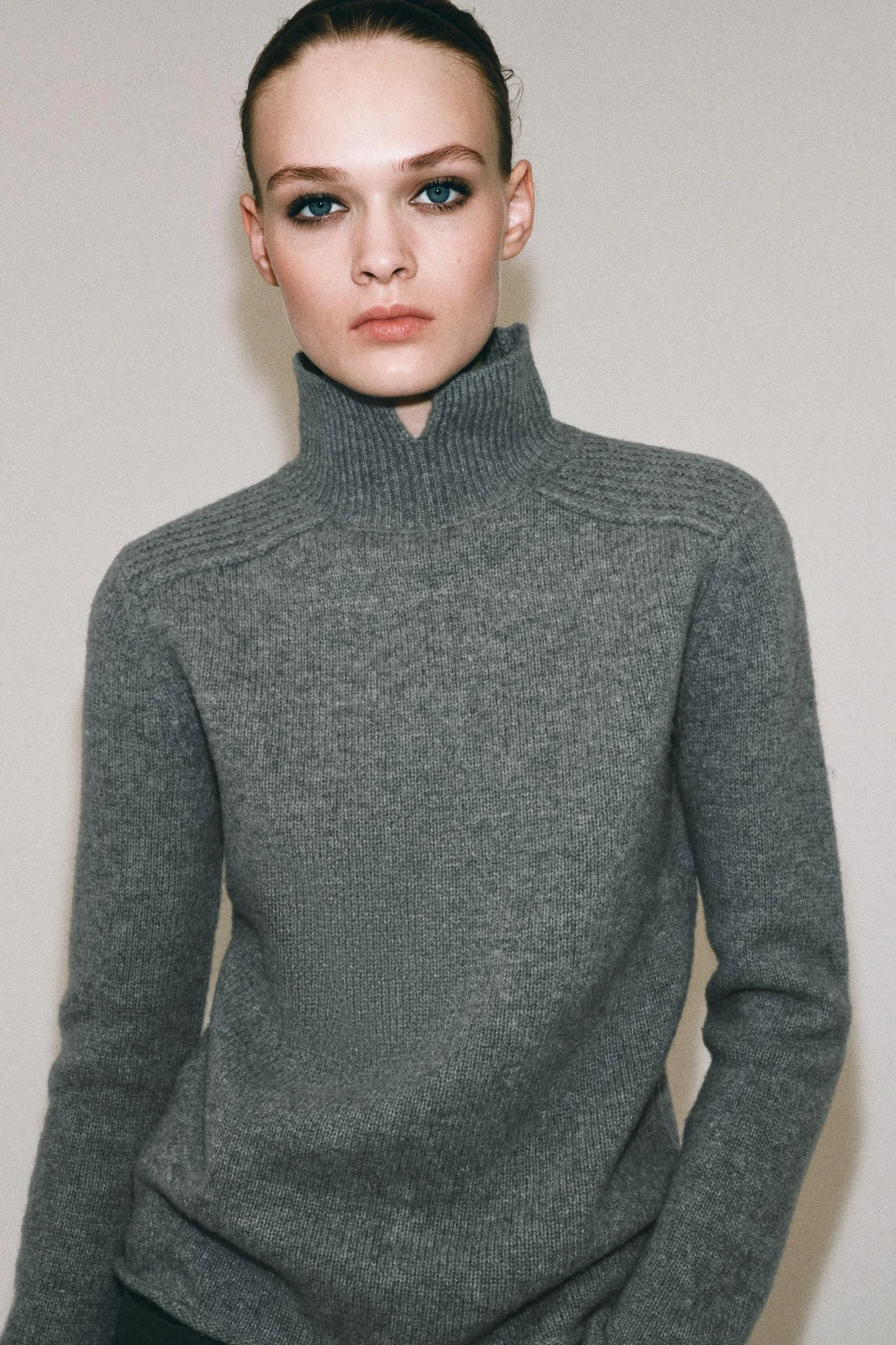 Джемпер Zara из шерсти с высоким воротом, серый
