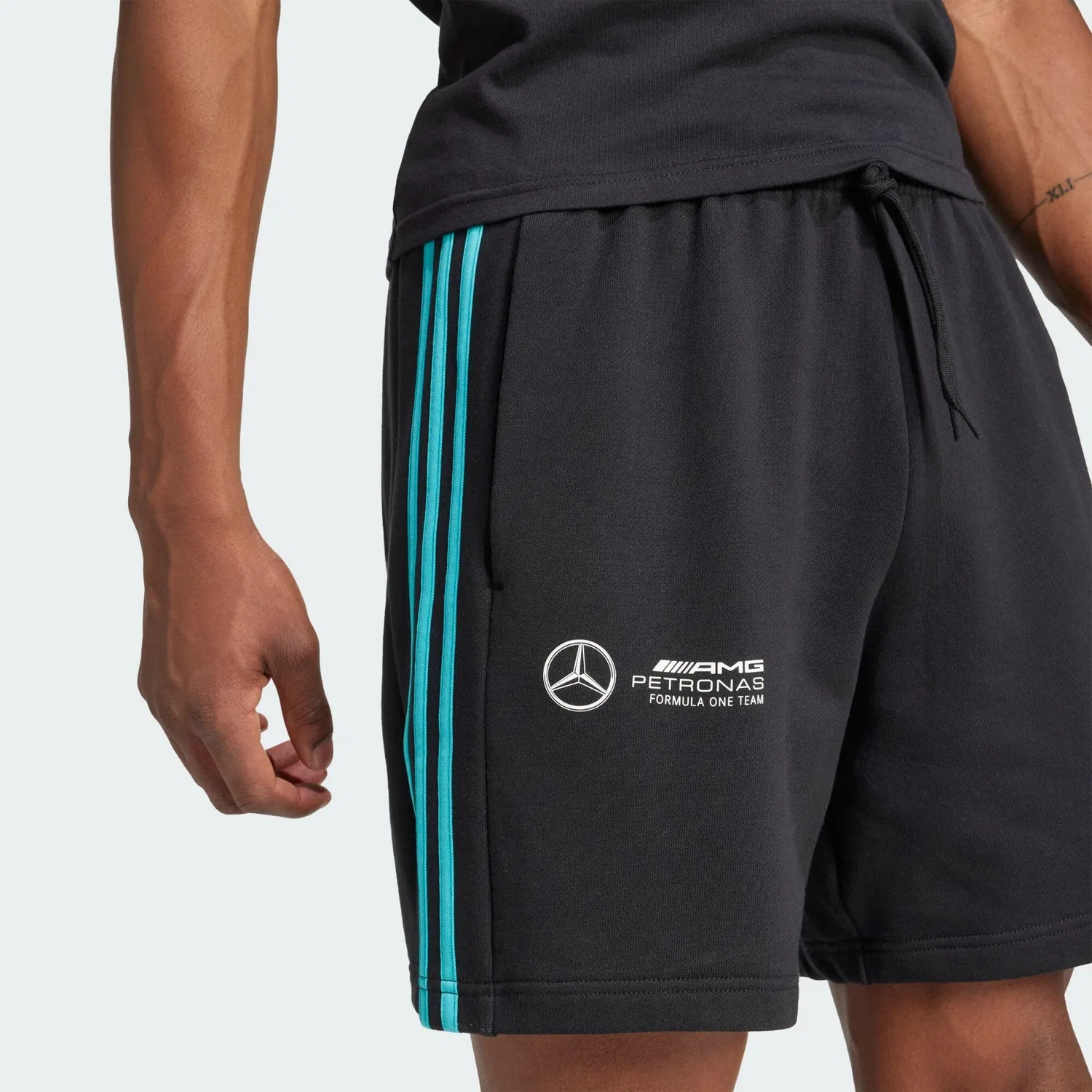 Мужские шорты из футера Mercedes - AMG Petronas Formula One Team Adidas, Schwarz / Weiss — фото 4