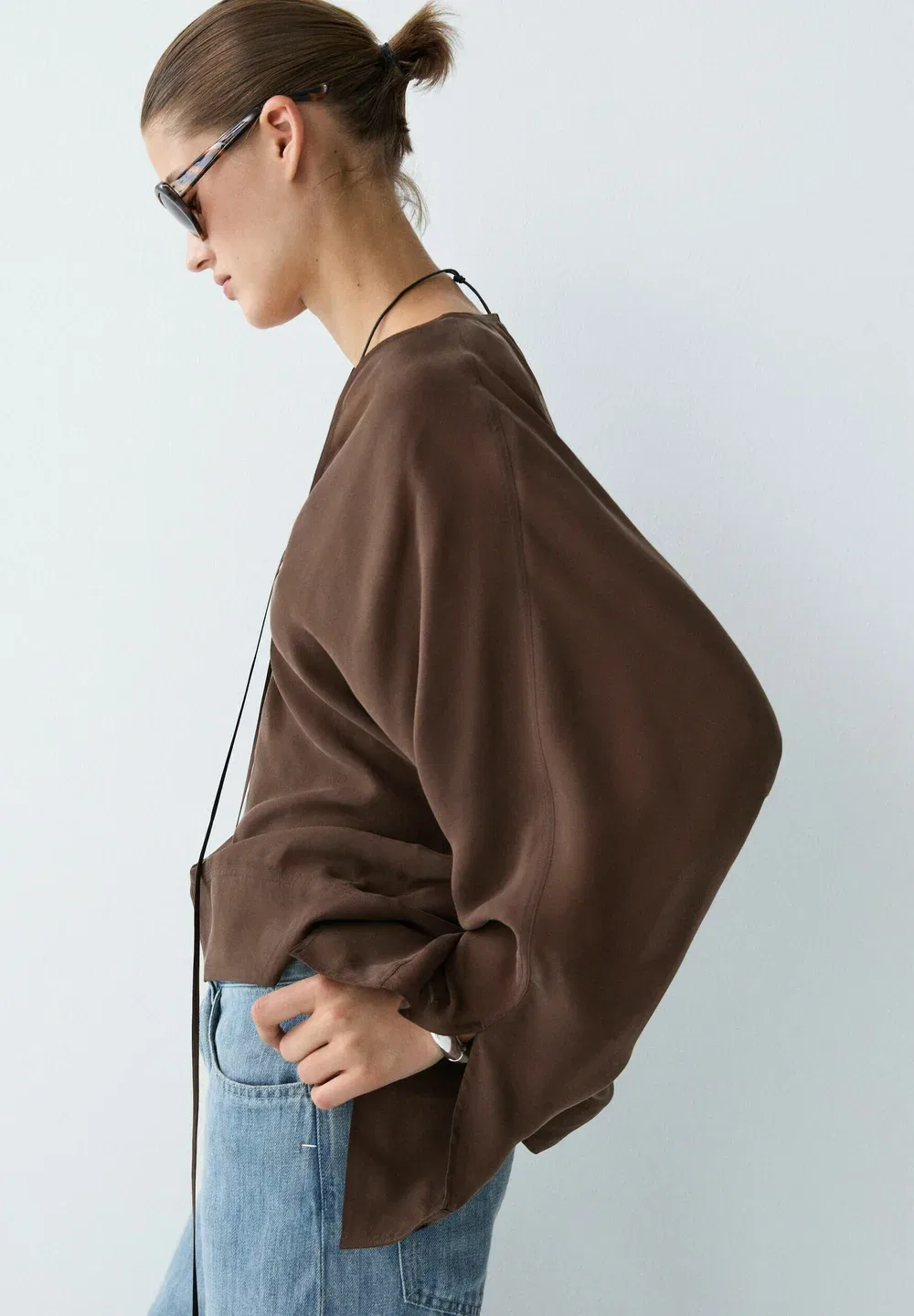 Свободная блузка с V-образным вырезом и завязками спереди - блузка Massimo Dutti, Dark Brown — фото 3