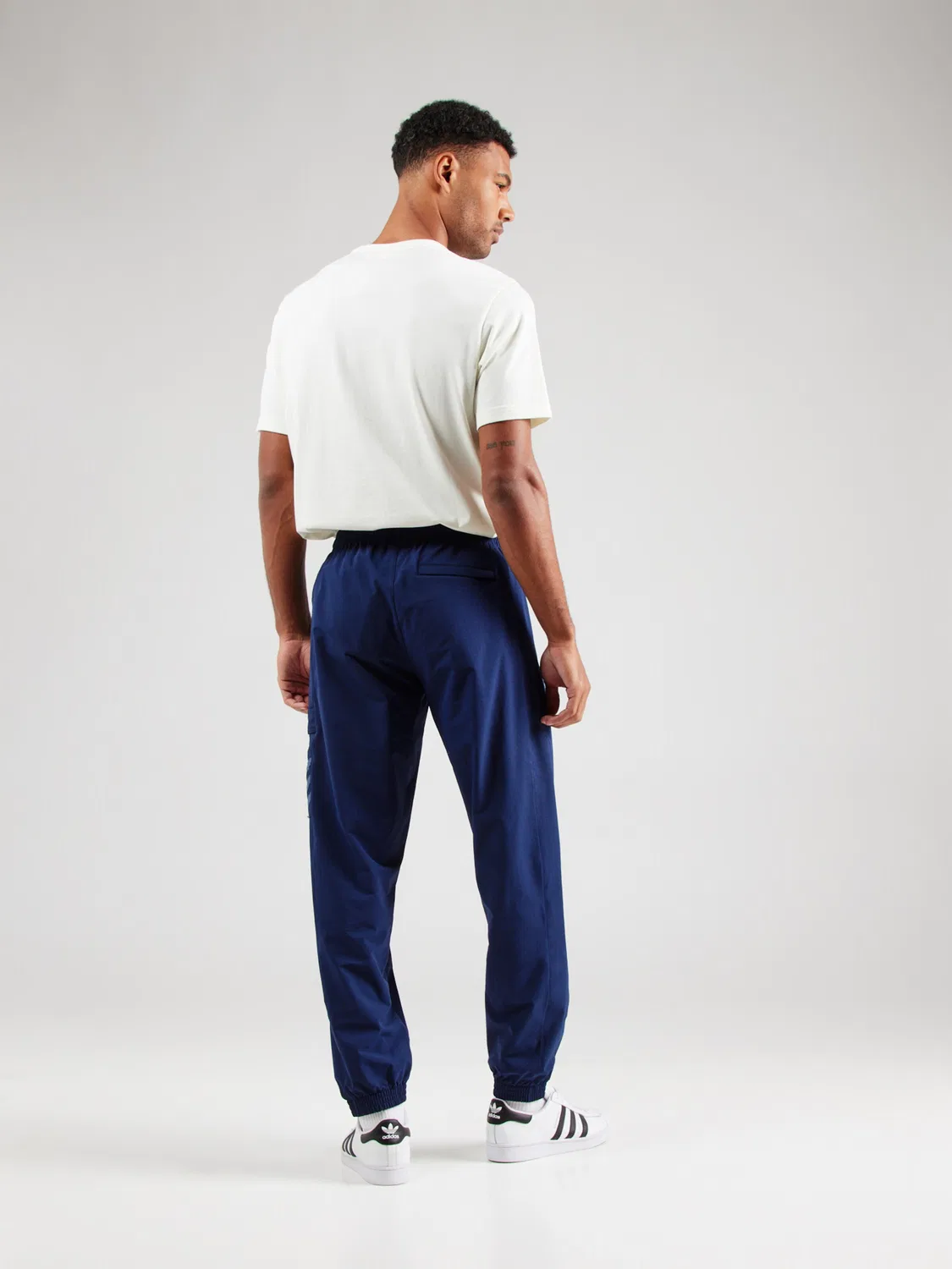 Зауженные брюки Adidas Originals Cuffed Cargo в цвете опаловый, темно-синий — фото 4