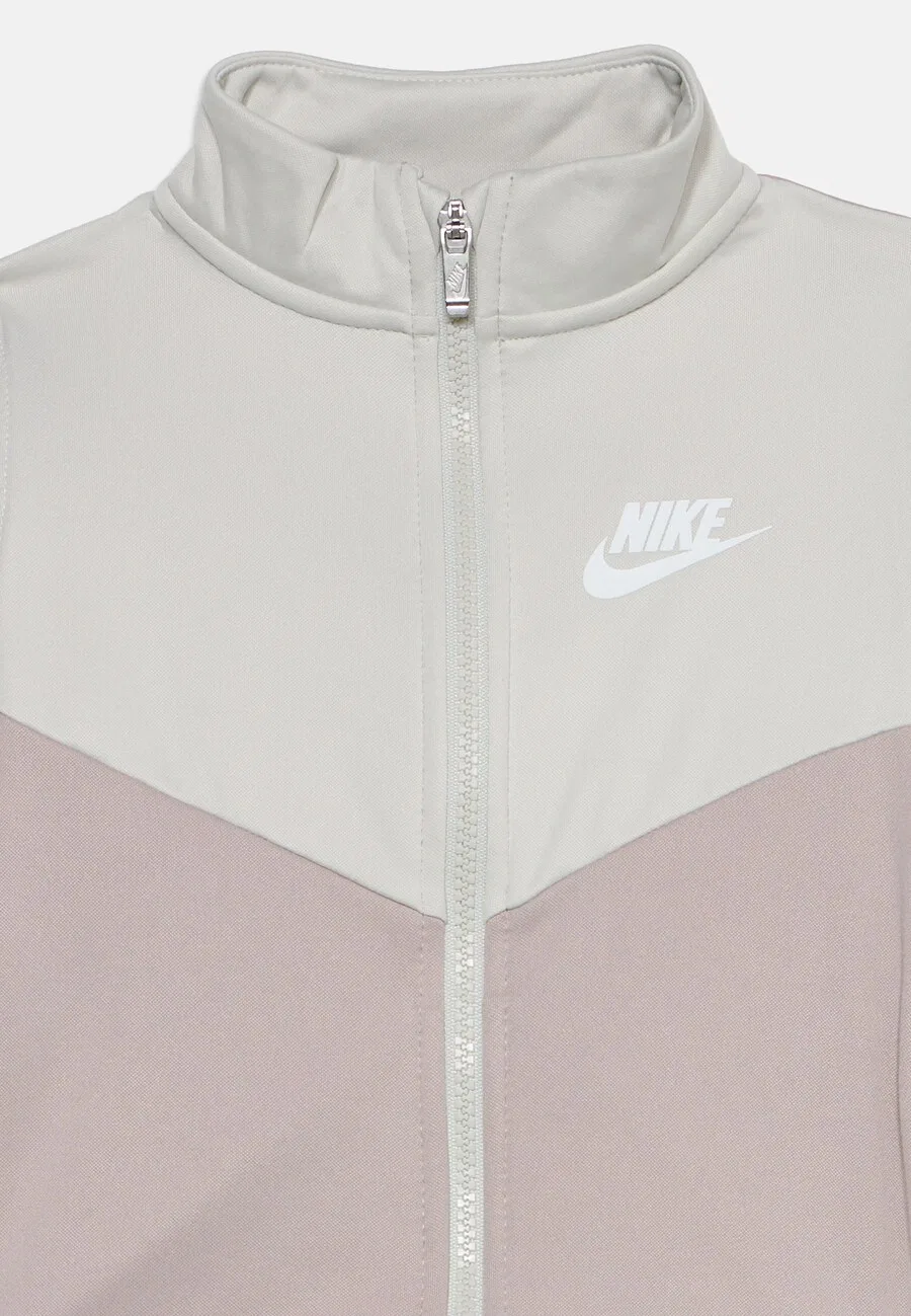 Спортивный костюм Nike Sportswear 'ESSENTIALS' в бежевом и светло-сером цветах — фото 4