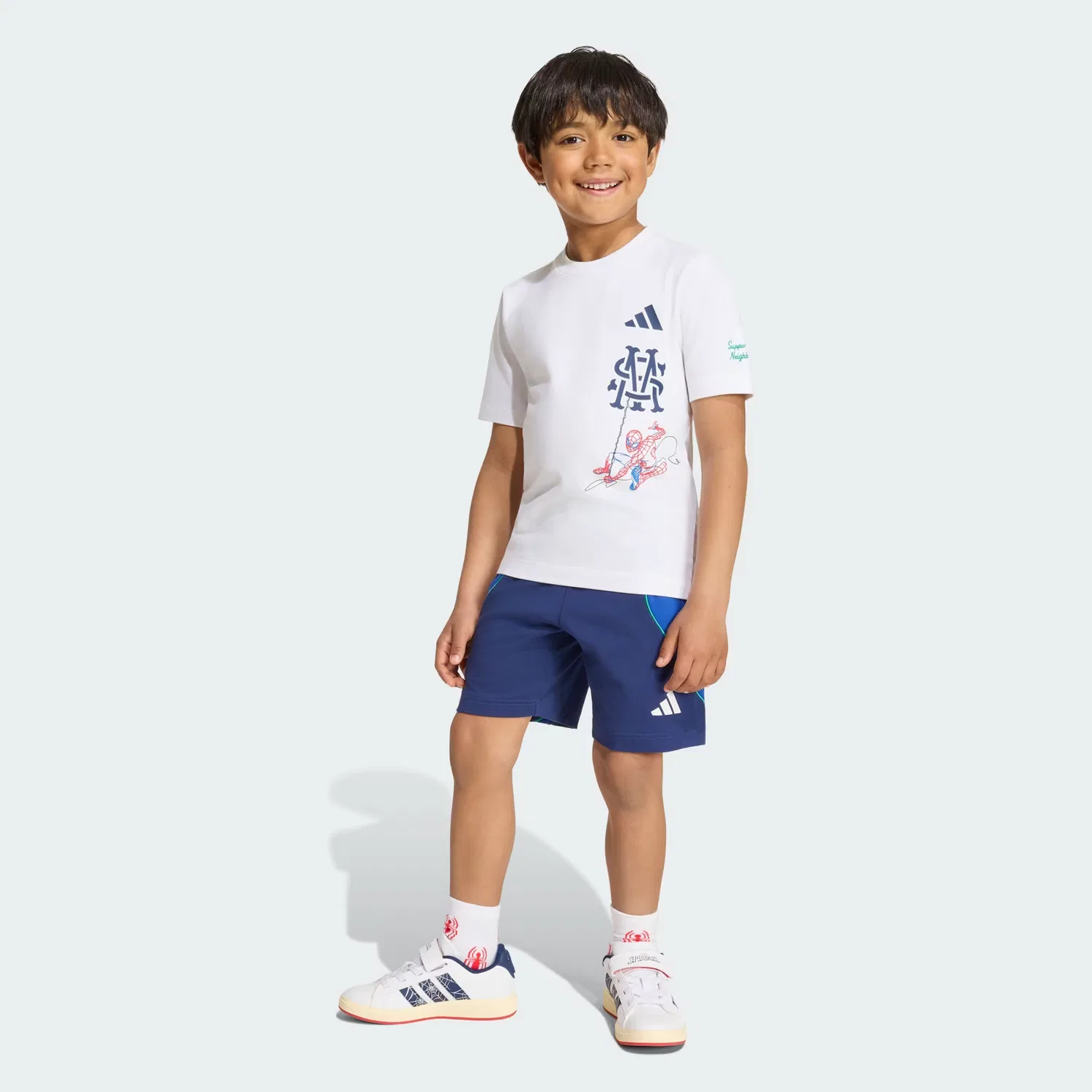 Детский комплект с принтом из футболки и шорт Marvel Spider-Man Adidas Sportswear, белый/темно-синий — фото 3