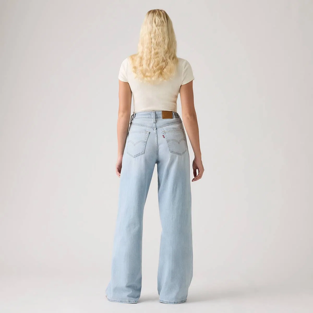 Женские джинсы с широкими штанинами и затяжкой Levi's, Nightly Routine - Light Wash — фото 3