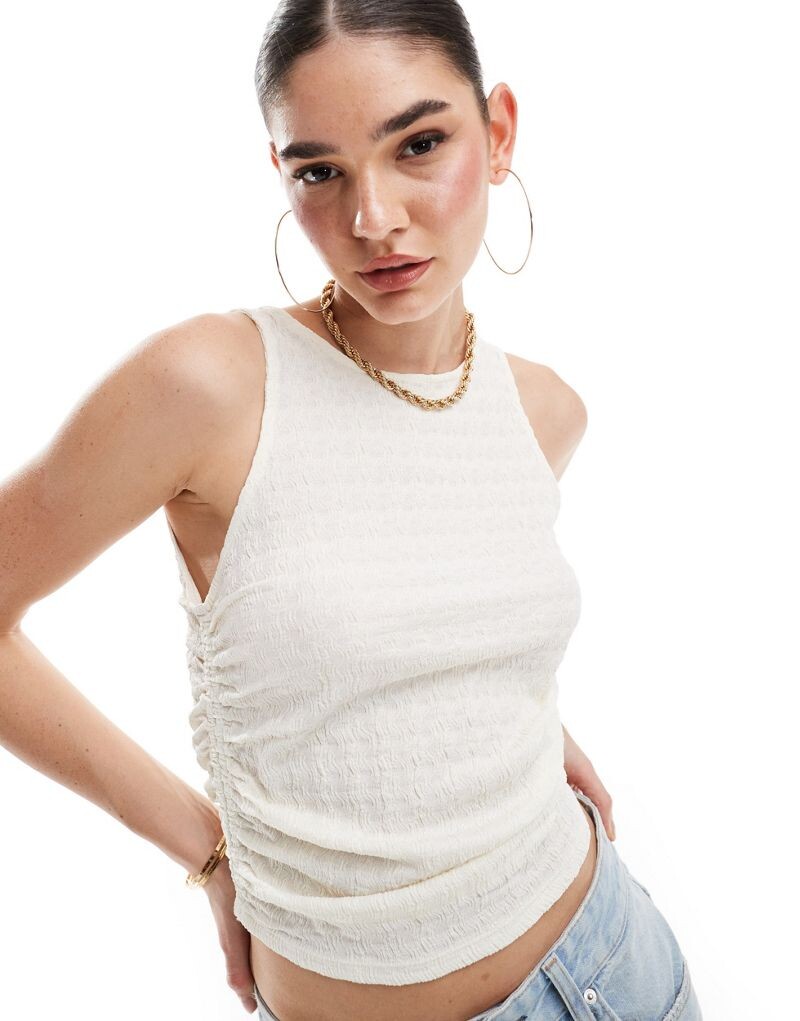 

Кремовая текстурированная майка со сборками Vero Moda