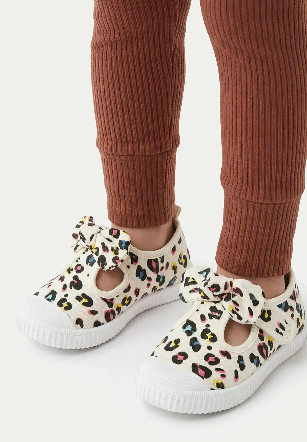 Девушка в тапочках 5907964139614 - кроссовки Deezee, Beige