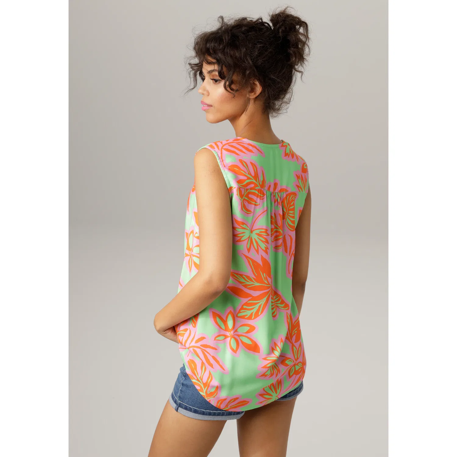Женская блуза без рукавов с принтом листьев Aniston CASUAL, Apple Green/Pink/Orange — фото 2