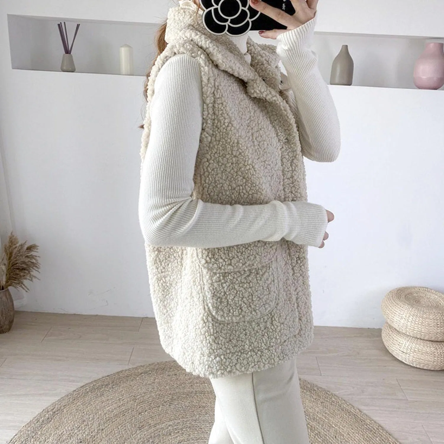Женский безрукавный жилет из флиса с воротником-шерпой, beige — фото 4
