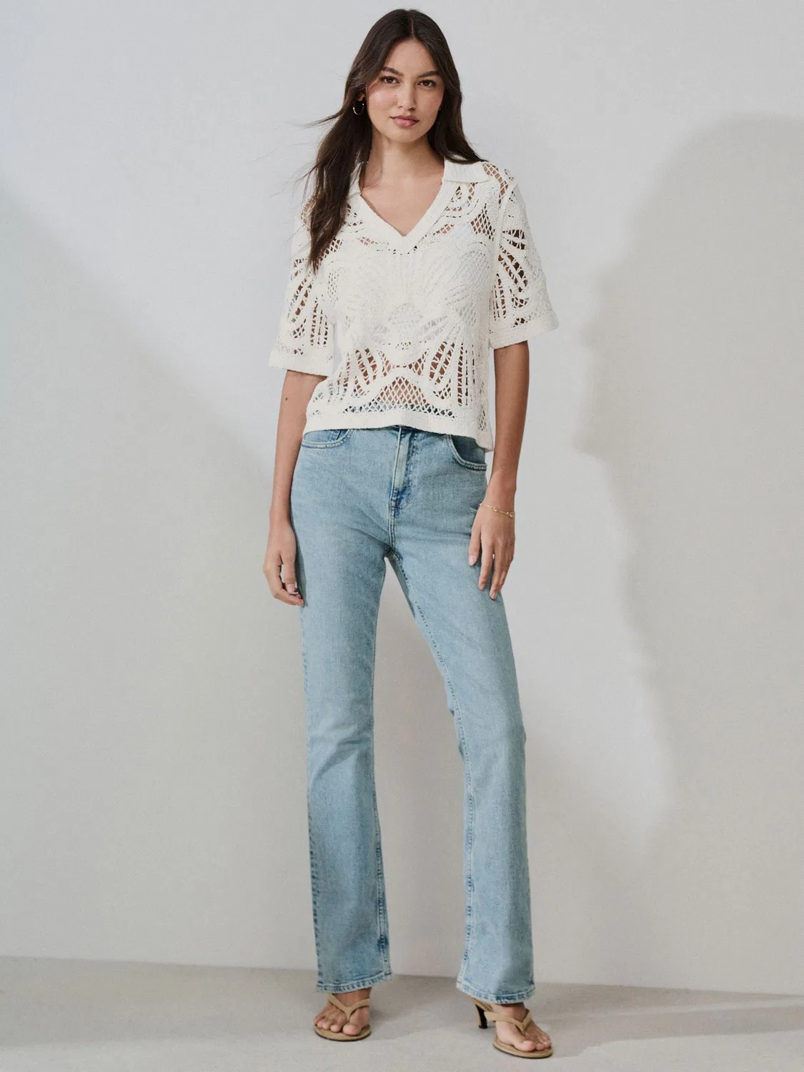 Полочная кофта с крючком, открытый воротник, модель Crochet Knit Open Neck Polo Top Next, цвет экрю — фото 3