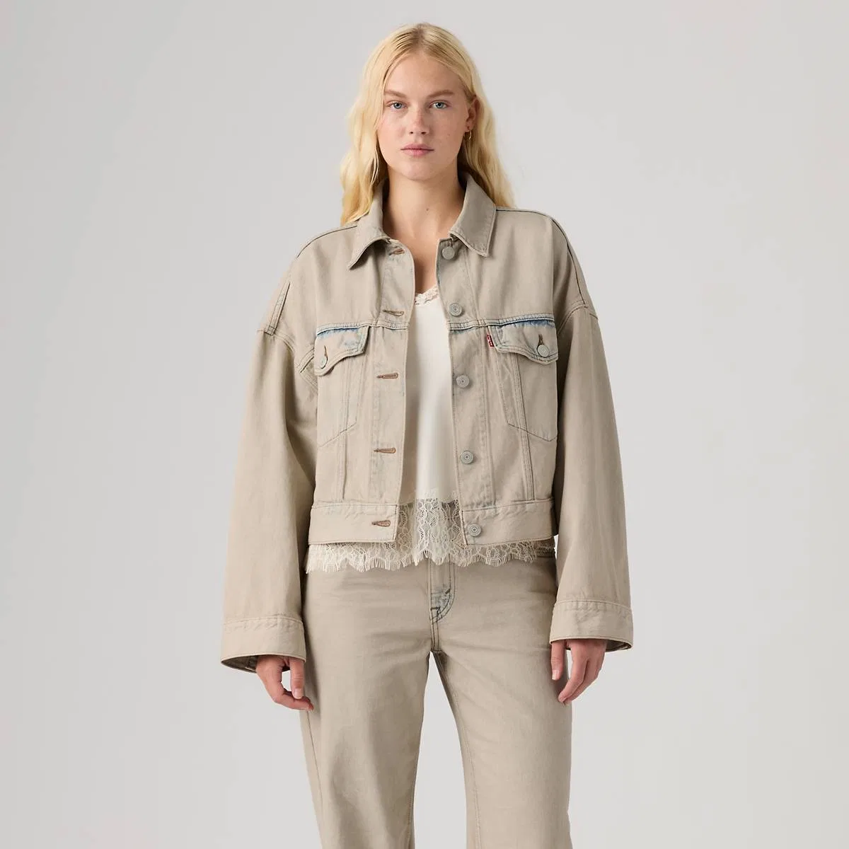 Свободная укороченная куртка-бомбер Levi's, New Hire Trucker - Light Wash — фото 3