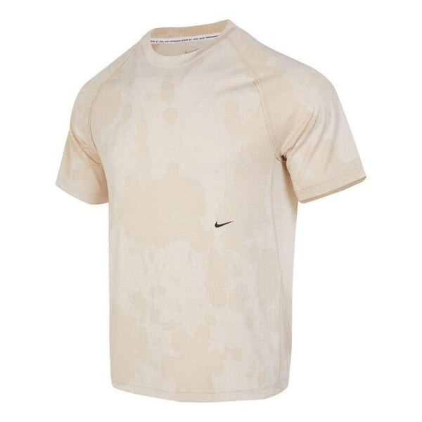 

Футболка dri fit adv aps engineered с коротким рукавом для фитнеса Nike, бежевый